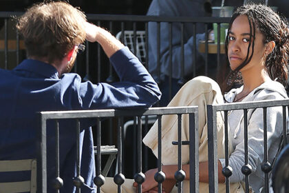 malia-obama-spotted-smiling-during-shopping-trip-with-hunky-mystery-man:-photos