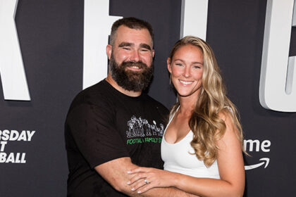 jason-kelce-&-wife-celebrate-his-daughter’s-first-eagles-game-with-cute-family-photo
