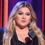 kelly-clarkson-debuts-chic-bangs-on-‘the-kelly-clarkson-show’