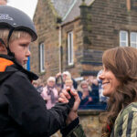 kate-middleton-consoles-child-who-fell-off-their-bike-during-visit-to-local-school:-photos