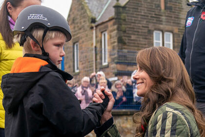 kate-middleton-consoles-child-who-fell-off-their-bike-during-visit-to-local-school:-photos