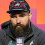 jason-kelce-welcomed-as-‘taylor’s-boyfriend’s-brother’-at-chicago-hot-dog-spot