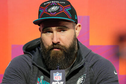 jason-kelce-welcomed-as-‘taylor’s-boyfriend’s-brother’-at-chicago-hot-dog-spot