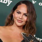 chrissy-teigen-calls-this-texturizing-wave-spray-her-‘haircare-hero’