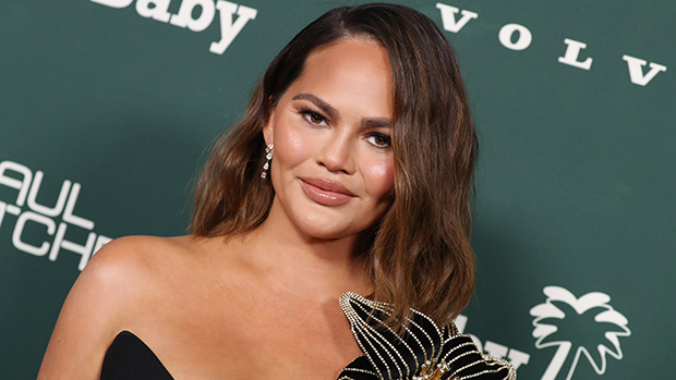 chrissy-teigen-calls-this-texturizing-wave-spray-her-‘haircare-hero’