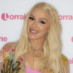 gwen-stefani’s-lipstick-is-so-chic-&-will-give-you-the-ultimate-color-pop-for-the-holidays