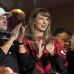 taylor-swift-&-her-dad-scott-cheer-on-travis-kelce-at-chiefs-vs.-patriots-game:-photos