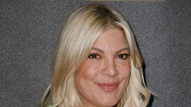 tori-spelling-chats-with-mystery-man-during-holiday-shopping-with-daughter