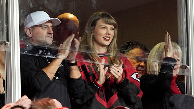 taylor-swift-supports-travis-kelce-with-her-parents-at-his-chiefs-game-on-christmas-day