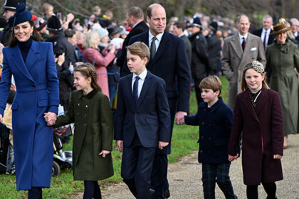 princess-charlotte-sweetly-holds-hands-with-kate-middleton-as-the-family-arrives-for-christmas-church-service