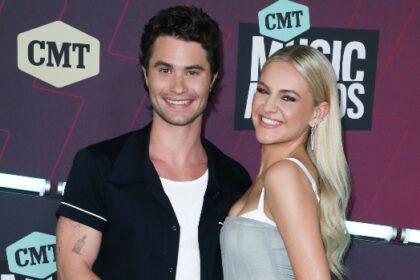 kelsea-ballerini-&-chase-stokes-pack-on-the-pda-in-matching-pajamas-in-adorable-new-holiday-photos