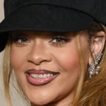 rihanna-fangirls-over-natalie-portman-&-calls-her-one-of-the-‘hottest-b***hes’-at-paris-fashion-week