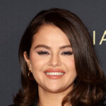 selena-gomez-looks-gorgeous-in-makeup-free-selfies-as-she-relaxes-at-a-cabin