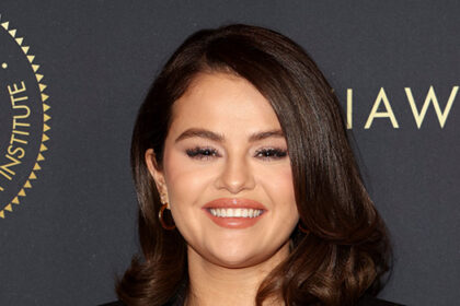 selena-gomez-looks-gorgeous-in-makeup-free-selfies-as-she-relaxes-at-a-cabin