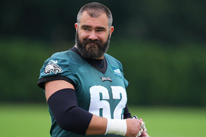 jason-kelce-is-the-ultimate-girl-dad-playing-with-daughters-wyatt-&-elliotte-at-pro-bowl-practice