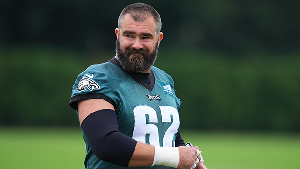 jason-kelce-is-the-ultimate-girl-dad-playing-with-daughters-wyatt-&-elliotte-at-pro-bowl-practice