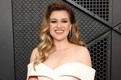 kelly-clarkson-dazzles-in-gorgeous-white-gown-&-brings-her-son-as-her-date-to-the-grammys