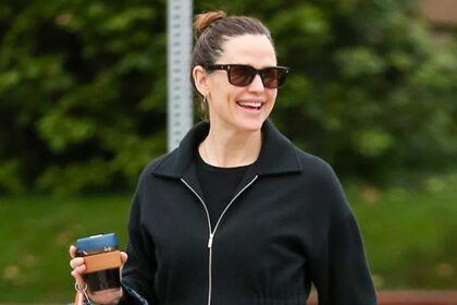 ben-affleck’s-child-seraphina,-15,-debuts-dramatic-new-buzzcut-while-hugging-mom-jennifer-garner-in-sweet-new-photos