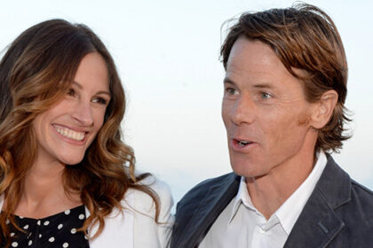 julia-roberts-kisses-her-‘forever-valentine’-in-rare-new-photo-with-husband-danny-moder