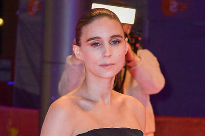 rooney-mara-&-joaquin-phoenix-expecting-second-child-together:-see-her-baby-bump