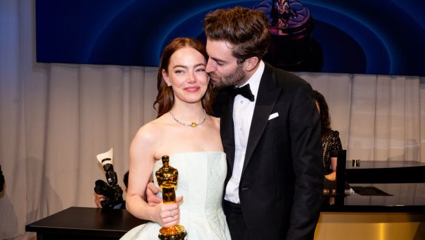 emma-stone-&-husband-dave-mccary-seal-her-oscars-win-with-a-kiss-in-rare-pda-photo
