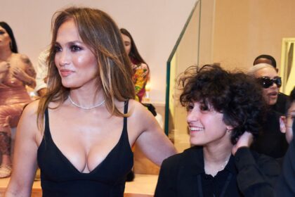 jennifer-lopez-&-her-child-emme-embrace-in-new-photo-from-broadway-outing