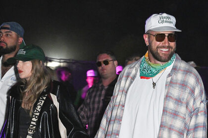 taylor-swift-sings-along-to-‘karma’-during-ice-spice’s-set-at-coachella-with-travis-kelce:-watch