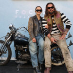 jason-momoa-pulls-up-to-‘bikeriders’-premiere-on-motorcycle-with-daughter-lola,-16