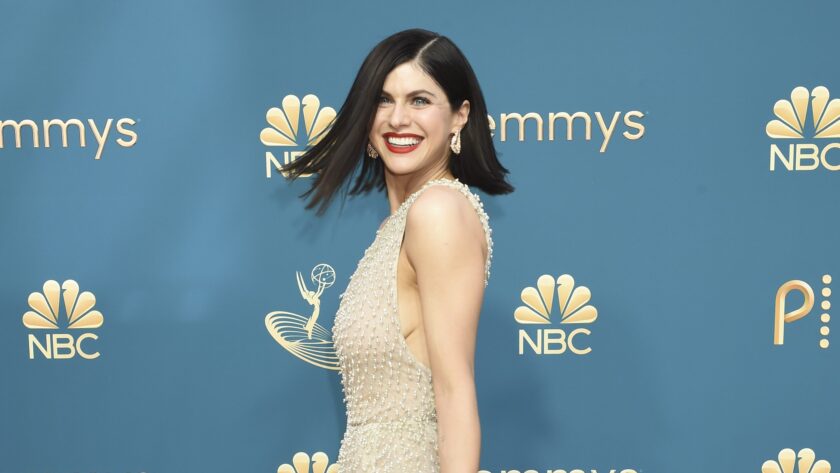 alexandra-daddario-is-pregnant-&-expecting-first-child-with-husband-andrew-form