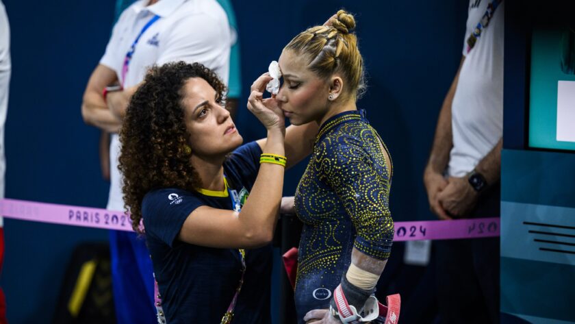 brazilian-gymnast-flavia-saraiva-competes-with-black-eye-after-fall